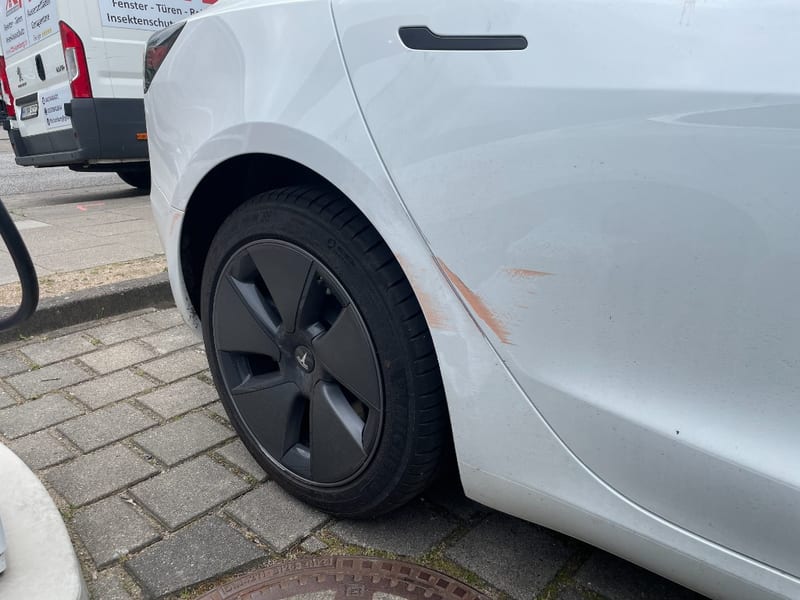 Tesla Model 3 mit Seitenschaden und Lackabrieb nach Spurwechsel-Unfall