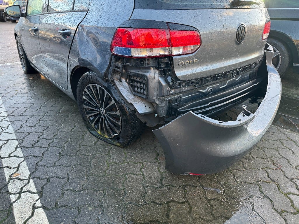 VW Golf mit Heckschaden nach Auffahrunfall